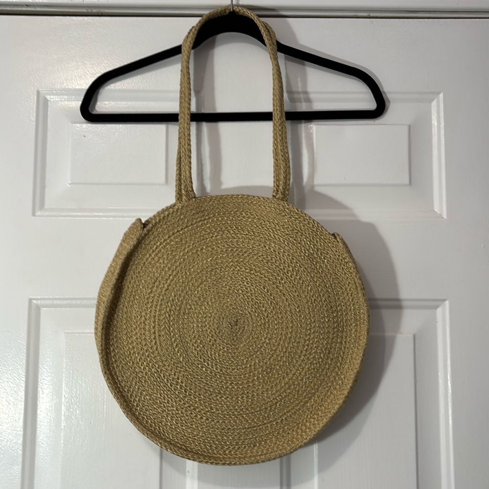 Round woven raffia bag